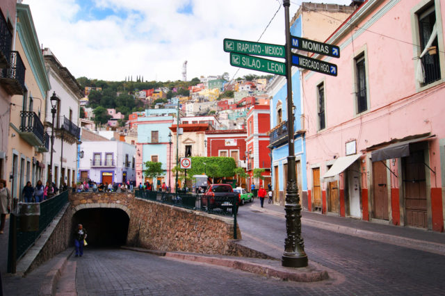「グアナファトのポップでキュートなメキシコで一番カラフルな街並み」のフリー写真素材を無料ダウンロード