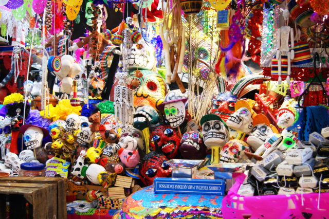 「グアナファトのイダルゴ市場で見つけた髑髏の民芸品」のフリー写真素材を無料ダウンロード