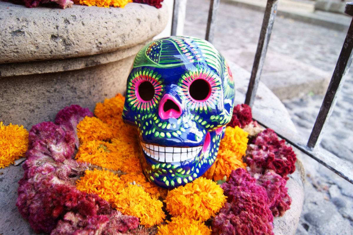 メキシコのハロウィン装飾「マリーゴールドとカラフルな髑髏（ドクロ）」