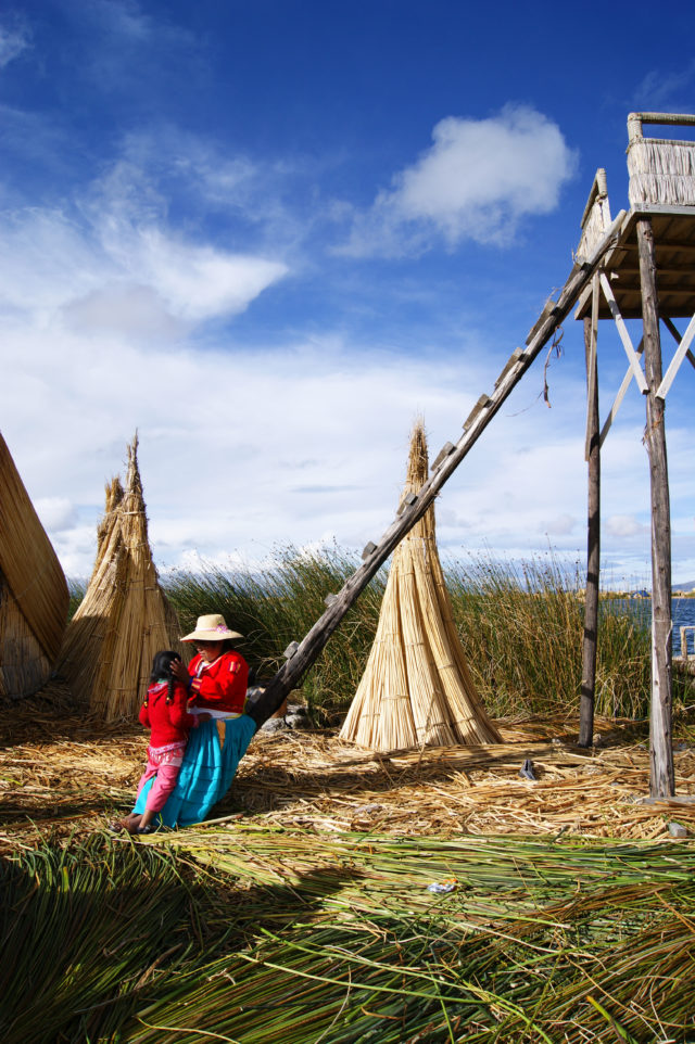 「ウル族が暮らすチチカカ湖の浮島ウロス島へ」のフリー写真素材を無料ダウンロード