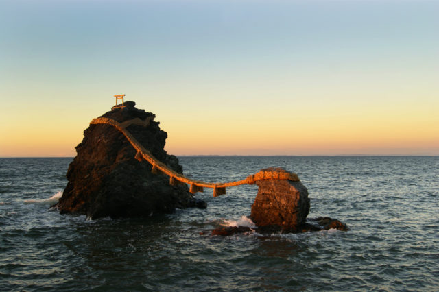 「伊勢志摩鳥羽にある二見興玉神社（夫婦岩）の夕暮れ」のフリー写真素材を無料ダウンロード