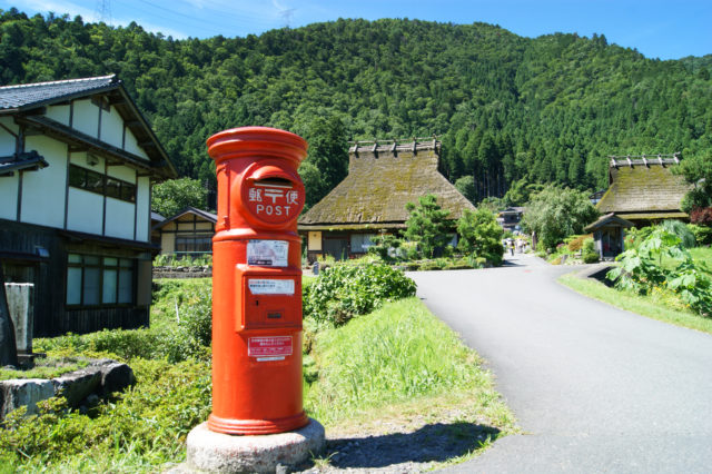 「日本の原風景が残る京都美山「かやぶきの里」の赤いポスト」のフリー写真素材を無料ダウンロード