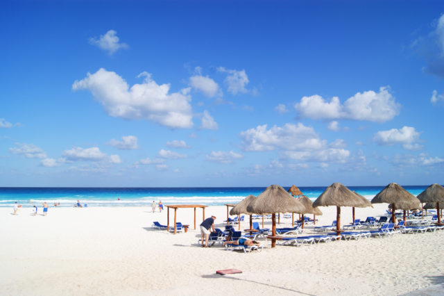 「カンクンの青い海と空が美しいビーチリゾート」のフリー写真素材を無料ダウンロード
