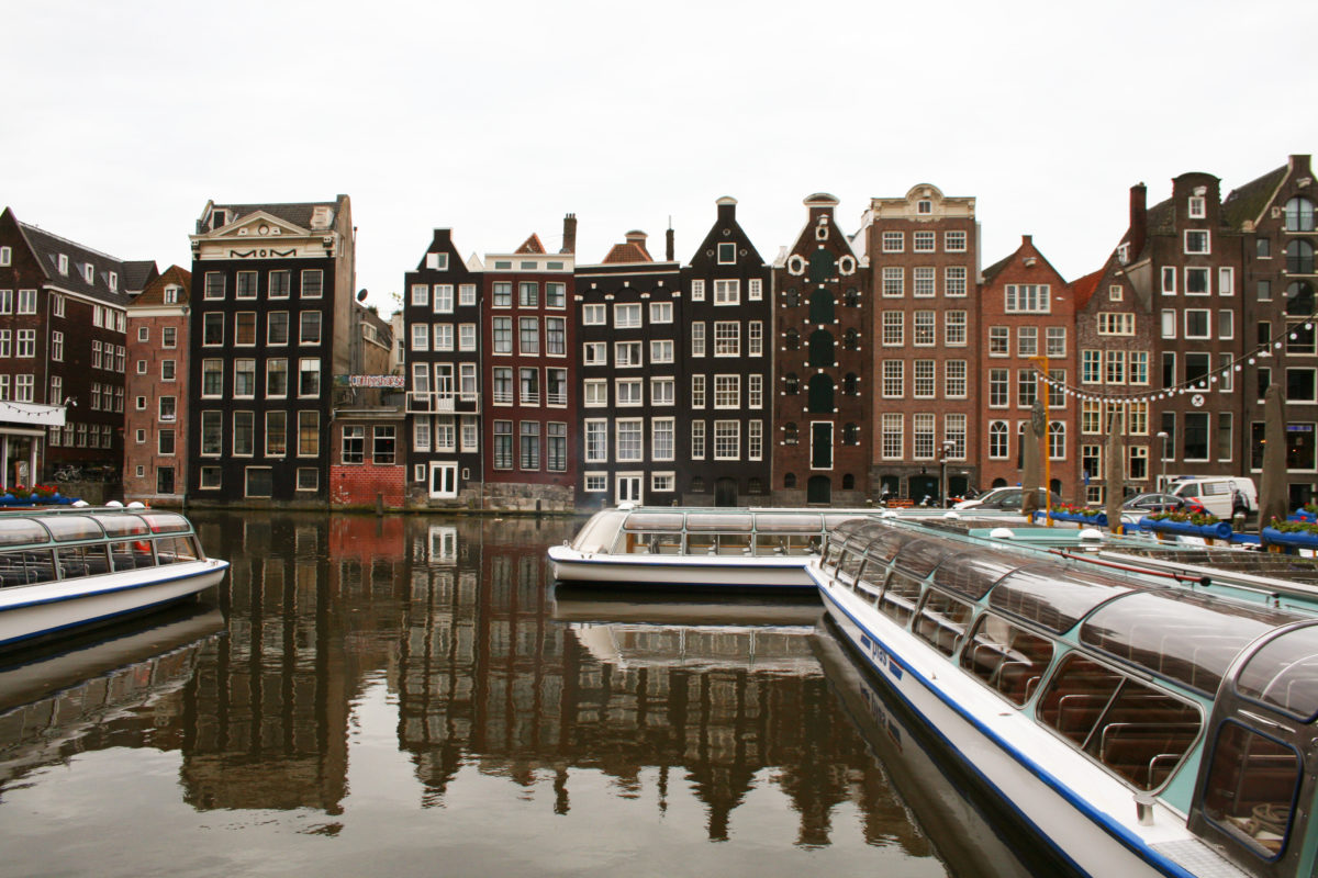 アムステルダムの運河沿いの可愛い街並み