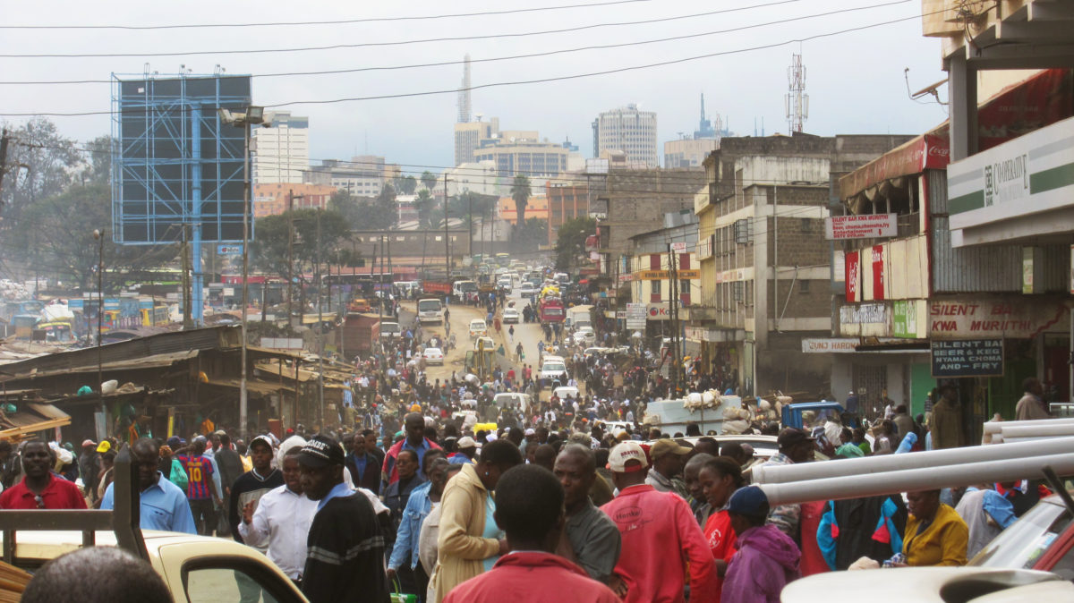 ケニアの首都ナイロビのダウンタウンを歩く