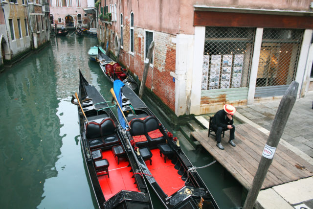 「ヴェネツィアのゴンドラとゴンドリエーレ（ゴンドラを漕ぐ人）」のフリー写真素材を無料ダウンロード