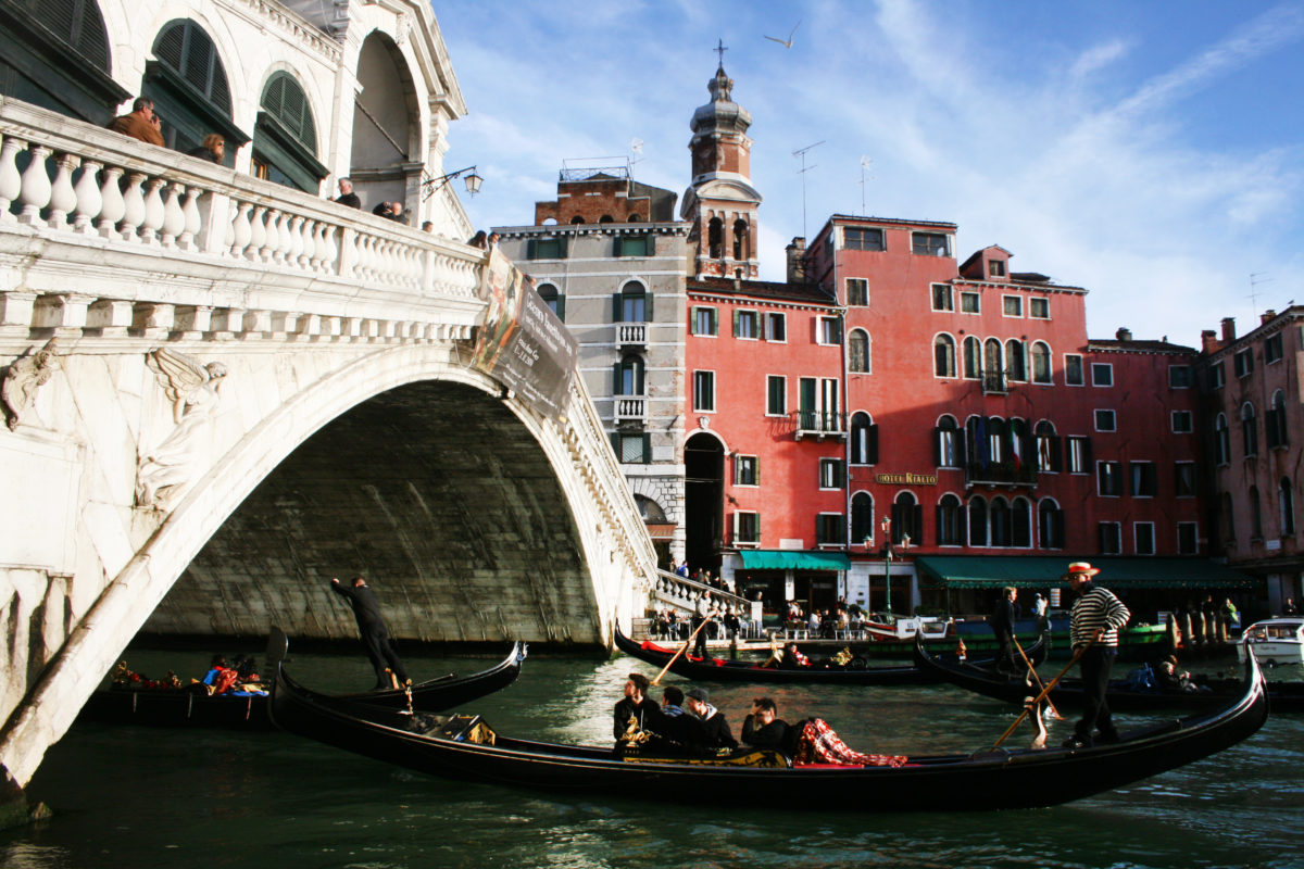水の都ヴェネツィアのリアルト橋とゴンドラ