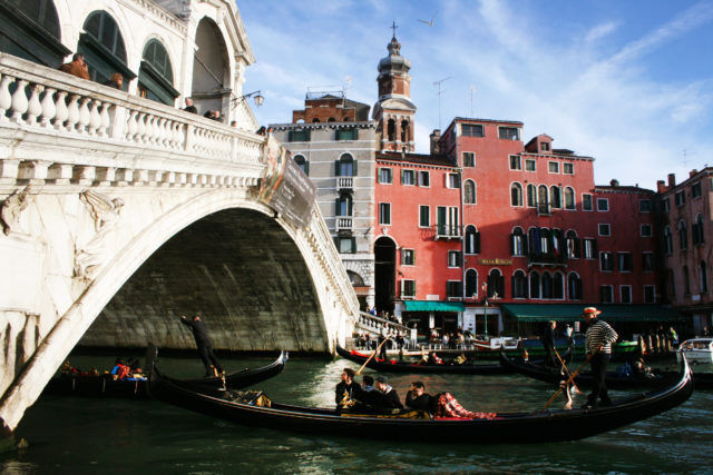 「水の都ヴェネツィアのリアルト橋とゴンドラ」のフリー写真素材を無料ダウンロード