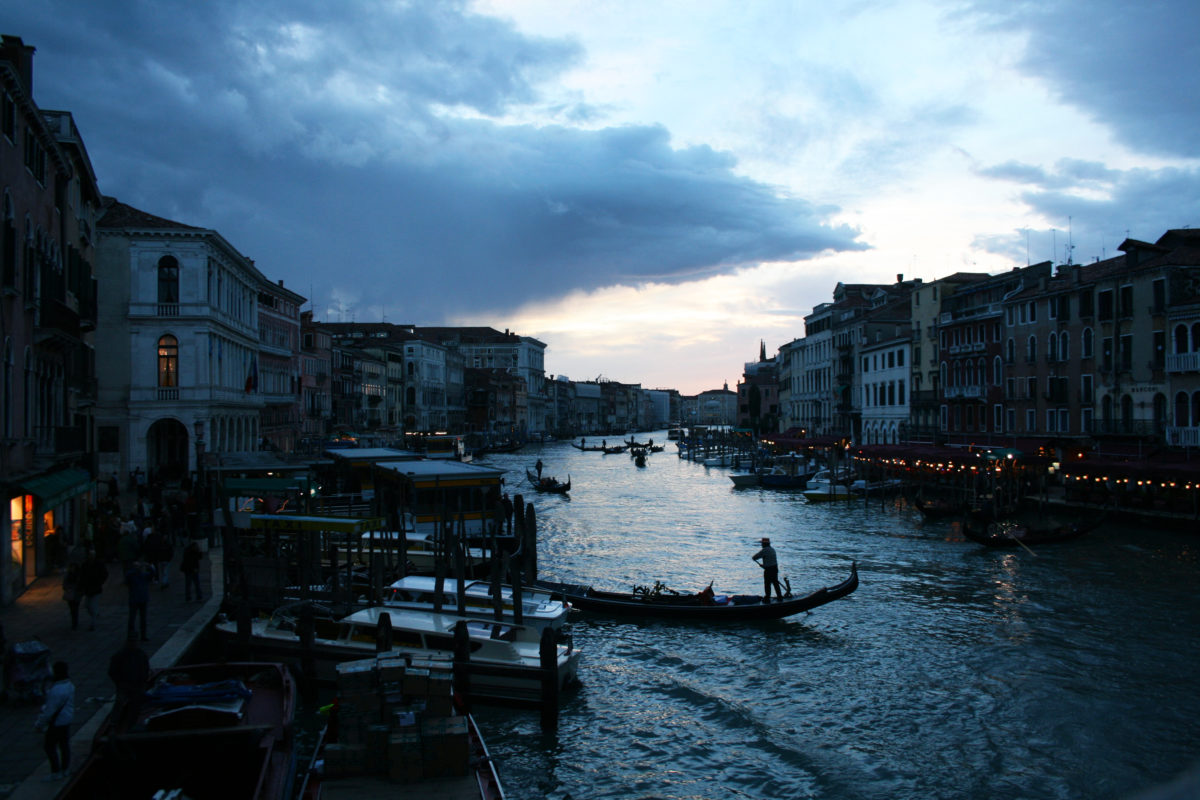 水の都ヴェネツィアのゴンドラと夕暮れ