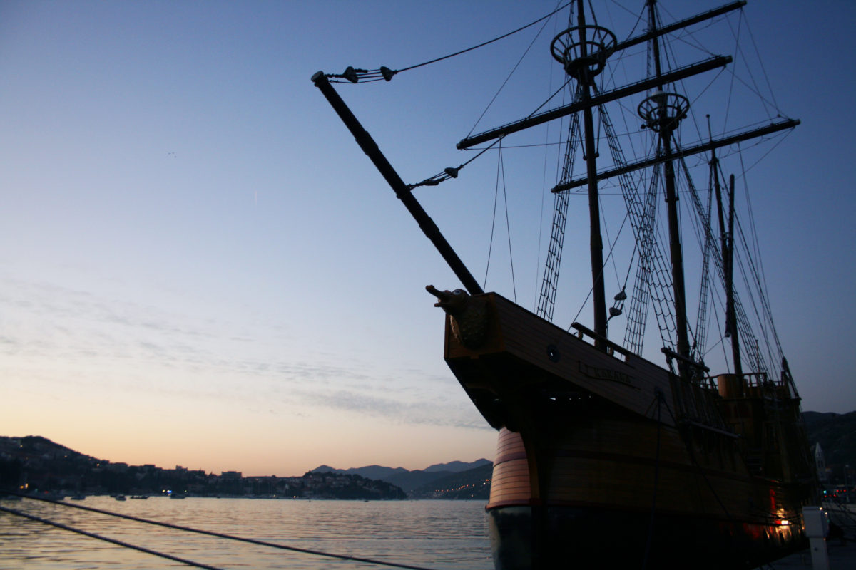 ドゥブロヴニク旧市街の港に浮かぶ古い帆船 海外旅行 国内旅行 世界一周の無料 フリー 写真素材 World Hoppin ワールドホッピン