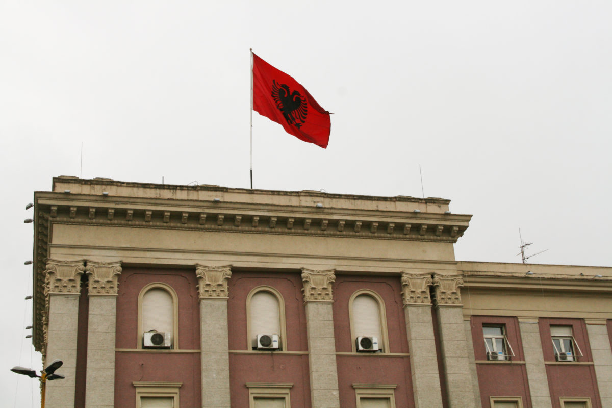 首都ティラナのアルバニア国旗