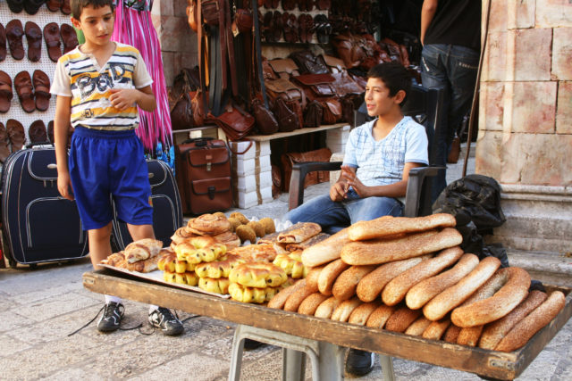「エルサレムのパン売り少年」のフリー写真素材を無料ダウンロード